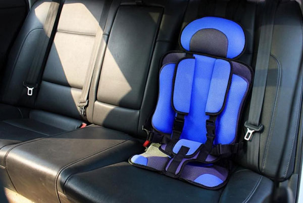市面上售卖的便携式安全座椅，也称“儿童杀手”，不符合安全规格。