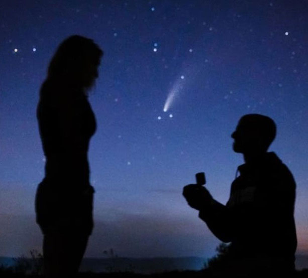 尼科特拉掏出戒指，单膝跪地向女友求婚，刚好新智彗星划过夜空。