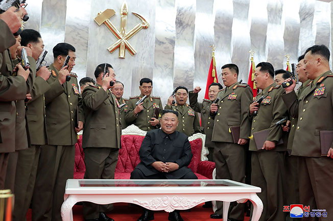 朝鲜领导人金正恩赠军干部手枪后合照。（法新社）