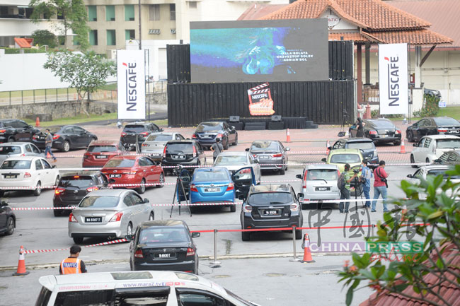 吉隆坡首个露天汽车电影院正式开跑。