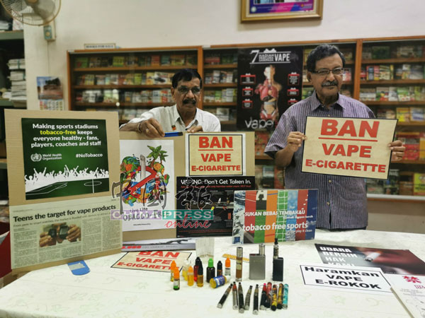 莫希丁阿都卡迪（右起）与教育小组主任苏峇鲁，吁请政府落实禁止电子烟政策。