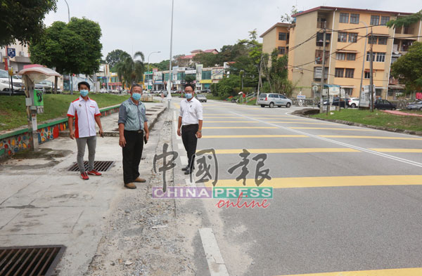 周世扬带领助理尹兆东（左）和芙蓉市议员吴勇汉（右）巡视提升道路照明工程。