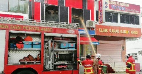 SS2电器店起火 二楼展示区遭烧毁