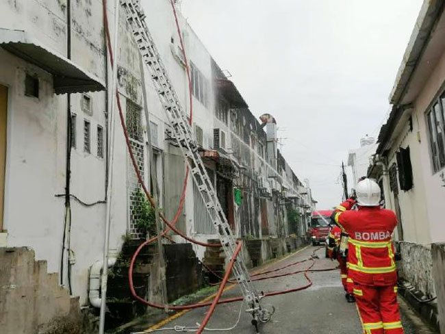 消拯员在火患发生后，受召到场展开救援行动。