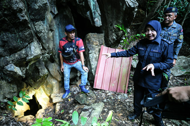 苏丽娜（右）说，警方发现山内洞穴有被人挖过的痕迹。