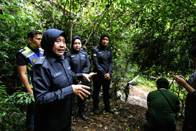 苏丽娜（左）已指示警员到山区周围进行调查。