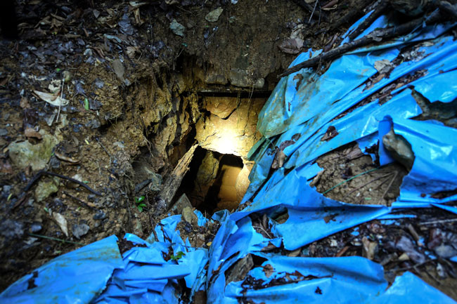 洞穴被挖至非常深，以寻找山内宝物。