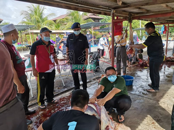奥玛峇迪（左3）巡视峇眼色海清真寺的哈芝节宰牲活动，确保民众都遵守防疫标准作业程序。