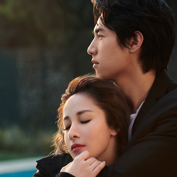 萧亚轩去年生日时甜蜜认爱小16岁男友黄皓。