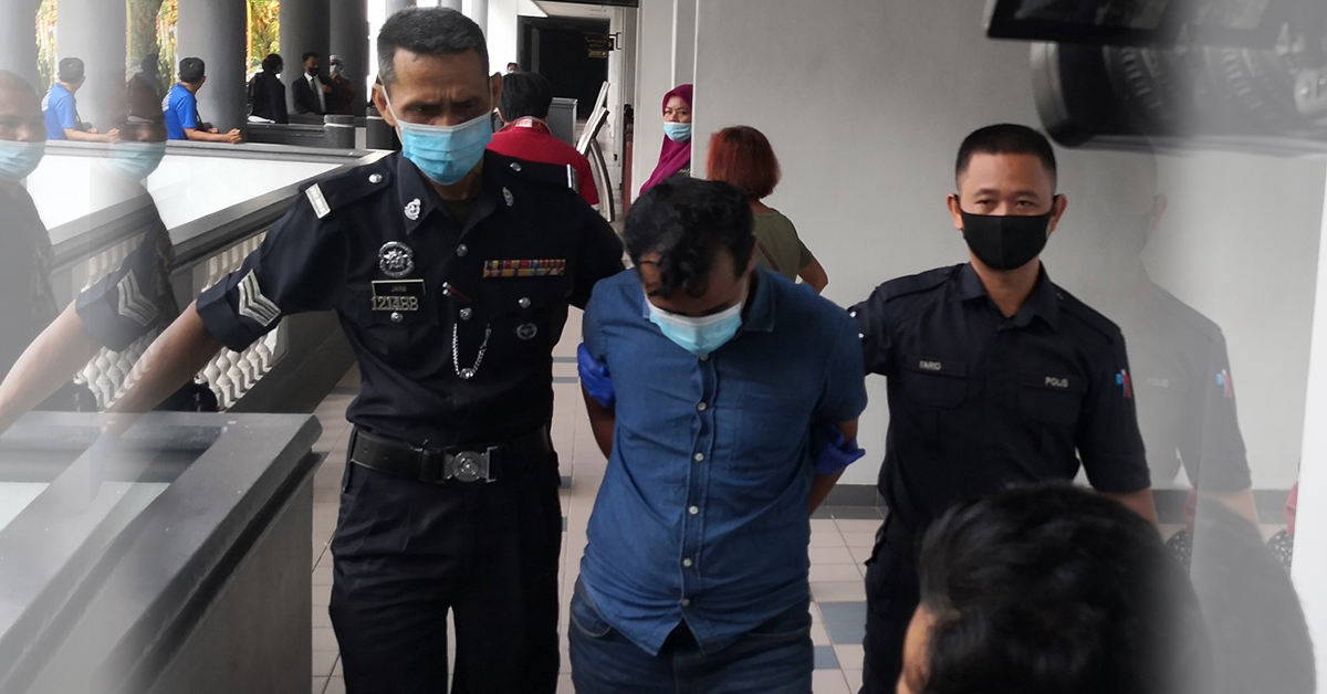被告莫哈末法迪尔（左2）被警员带离法庭时，低头躲避媒体镜头。