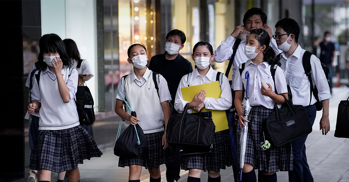 京都学生戴口罩上学。