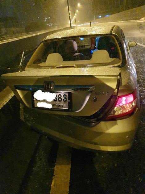 快乐宝拉雨中驾驶，与酒驾司机发生碰撞。（图/FB）