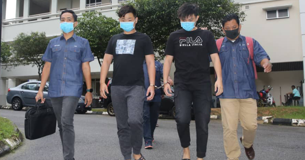 两名华裔被告（左2及左3）被警员带上法庭提控。