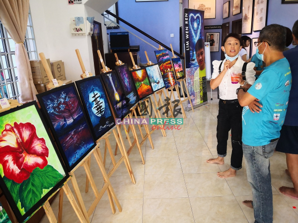 现场也展卖自闭症少年林汶仁的画作。