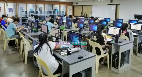 宿舍生在校上网课。