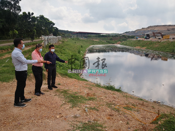 蔡求伟（左起）、林千宏和戴佛淞到排污池视察，了解情况。