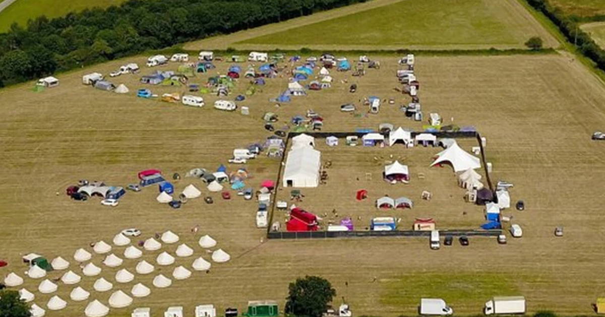 “极光生活节”过往都会选择在英国进行，于某处郊区草原上搭临时帐棚。