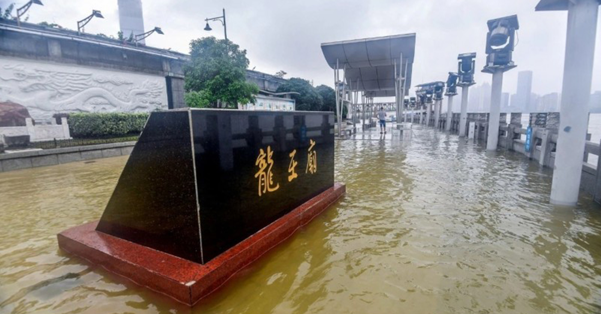 长江水6日已漫上位于湖北武汉的龙王庙观景平台。