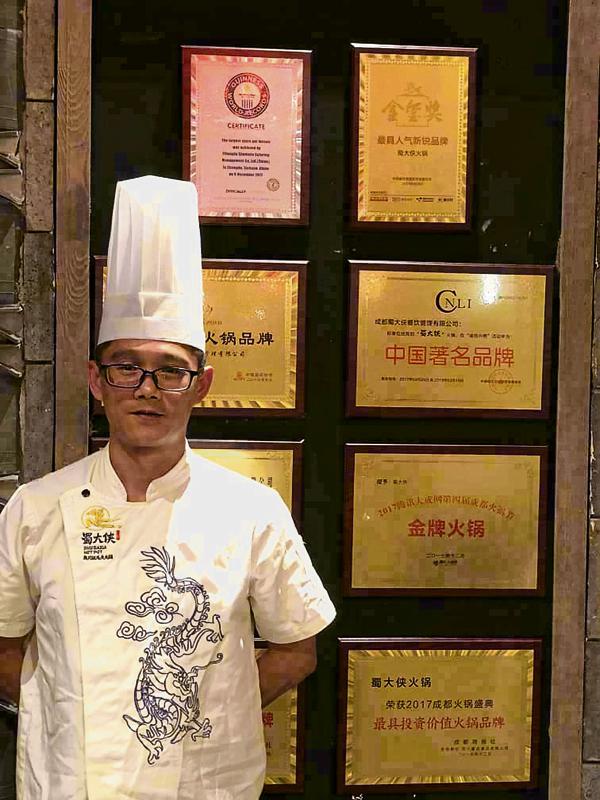 拥有超过10多年经验的主厨刘贤发。