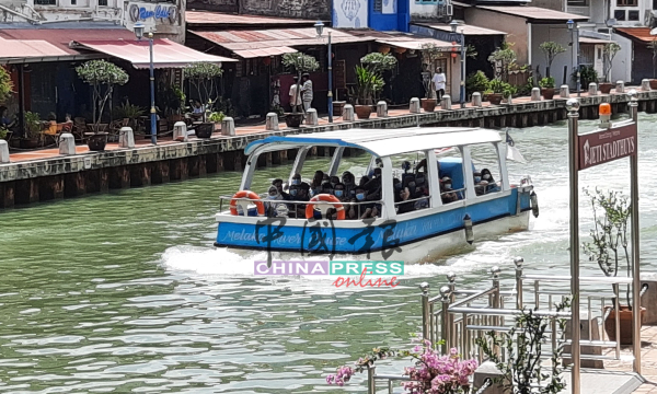 游船河是州内其中一个旅游产品，游客齐坐在游艇内，防疫工作非常重要。