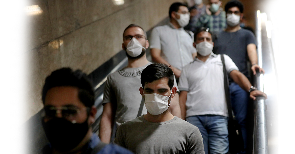 伊朗疫情近日反弹，图为民众戴着口罩进入德黑兰的地贴站。（美联社）
