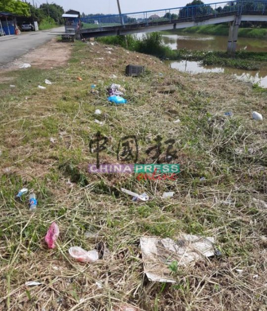 沿河草堆出现垃圾处处问题，破坏环境卫生。