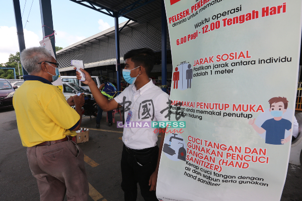 马六甲峇章临时巴刹入口处，也张贴告示牌促请民众遵守SOP及戴口罩。