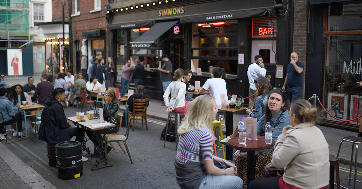 英国政府推出“吃外食救经济”计划，图为民众5日在伦敦一间酒吧用餐。（法新社）