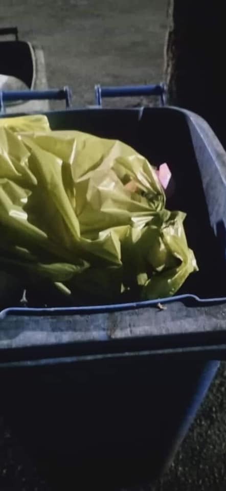 女婴被活生生以布及塑料袋包裹后，丢弃在兵营的垃圾桶内。