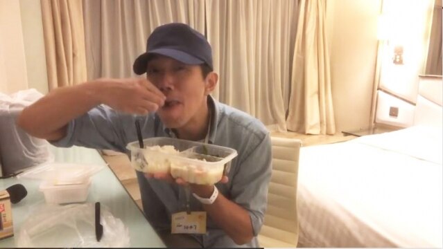 刘浩龙7日晚返港后，在入住酒店享用饭盒。