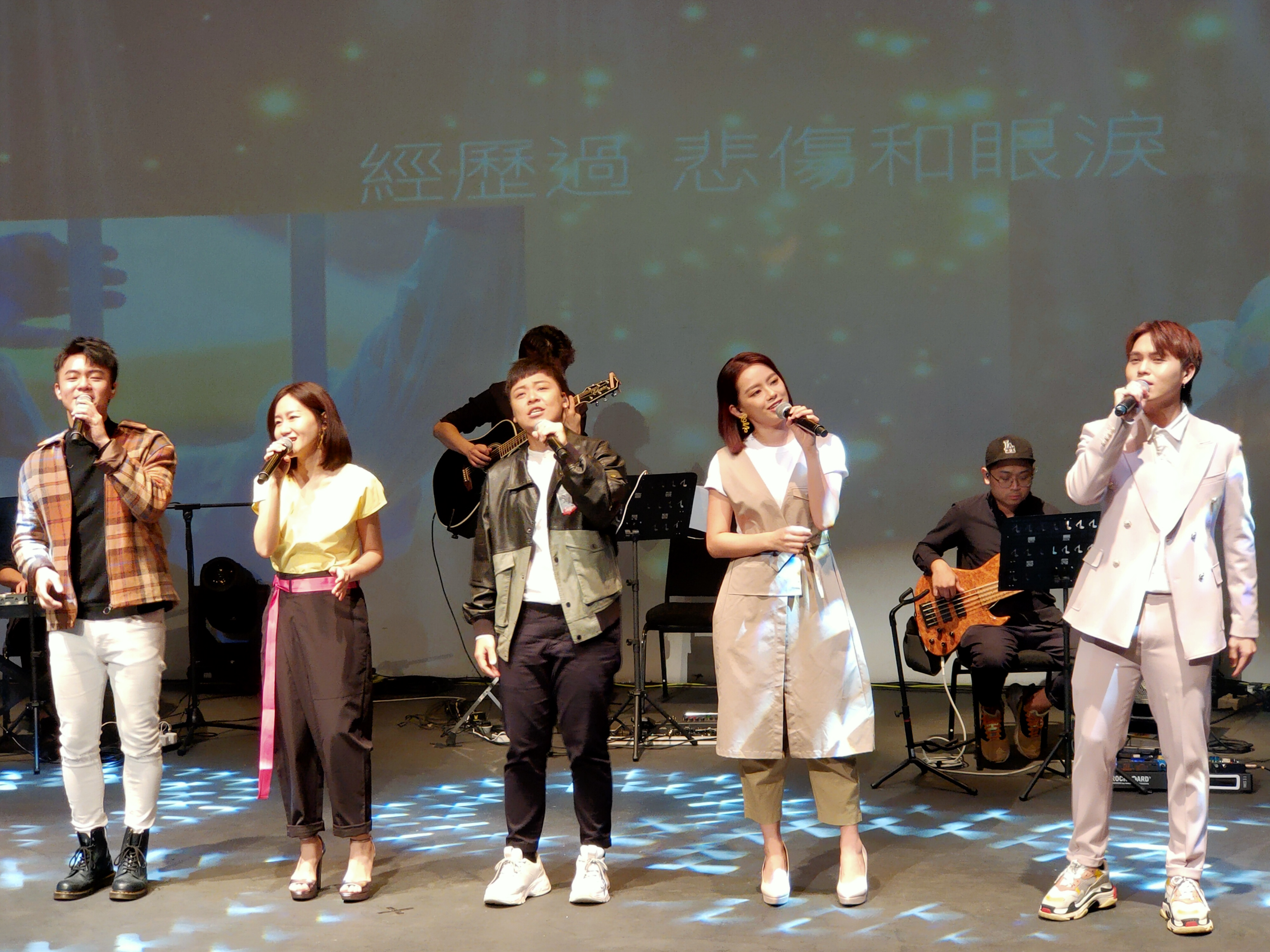 周奕斌（左起）、黄毓敏、赵洁莹、曾洁钰和刘界辉首唱《每一个今天》。