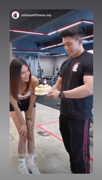 李元玲获猛男送上蛋糕预先庆祝生日，让她惊喜得笑弯腰！