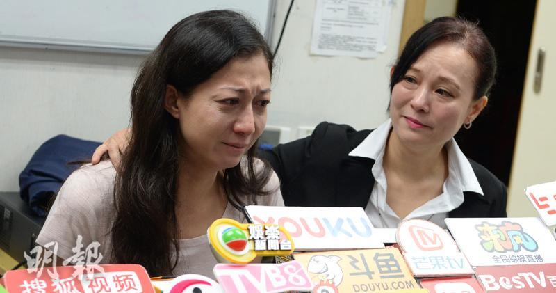 吴绮莉（左）于2017年在好友翁静晶陪同下召开记者会，声言成龙连一毫子也没有给过她与女儿。