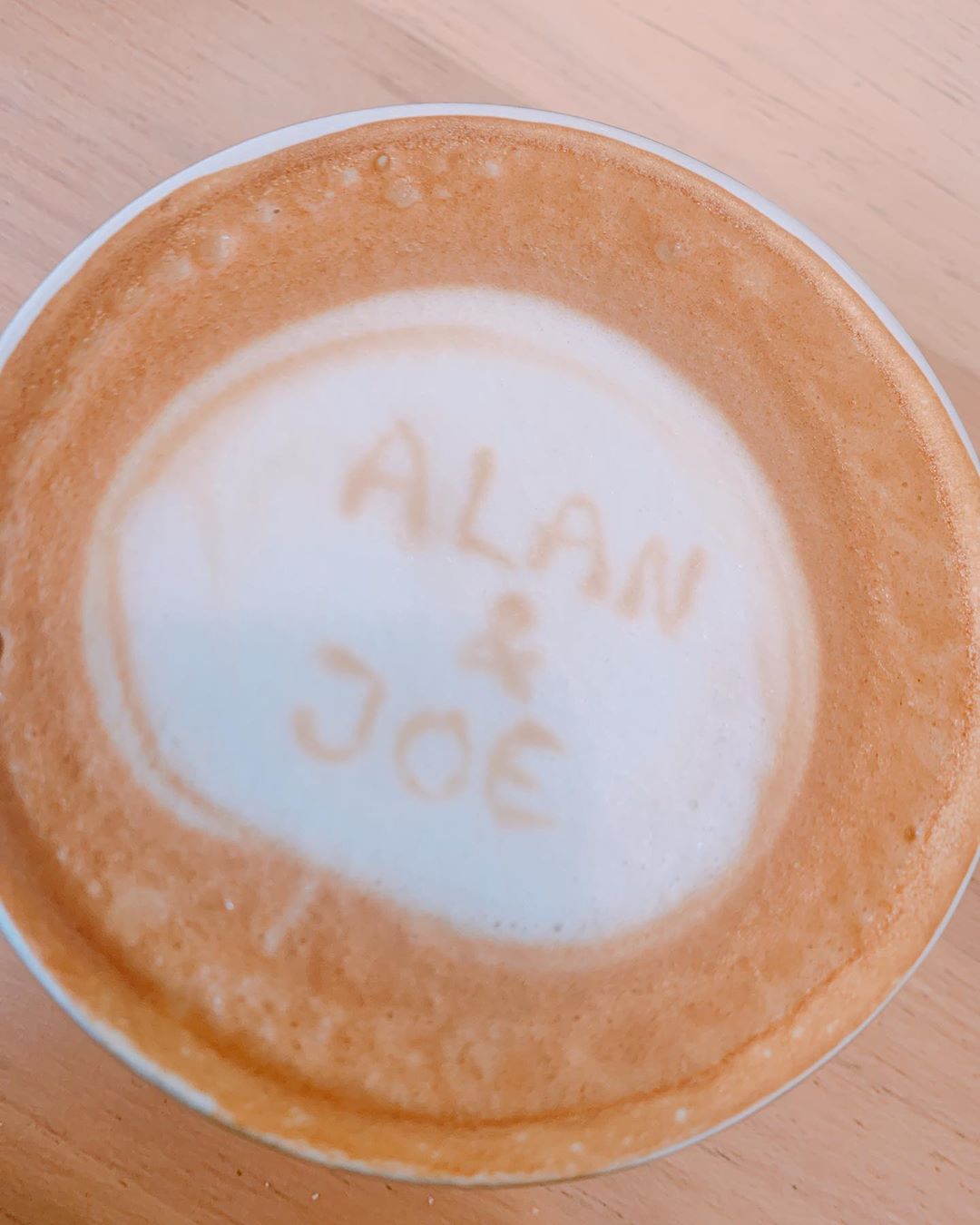 陈乔恩贴出的咖啡照上，印有Alan和自己英文名Joe。（图/IG）