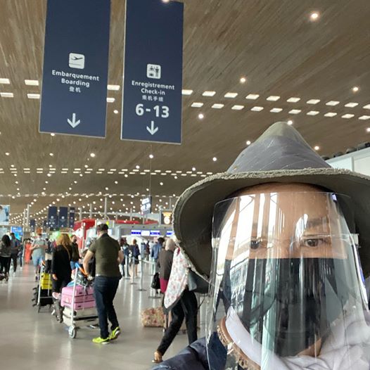 杨紫琼出发到悉尼前在机场自拍，做足预防措施！