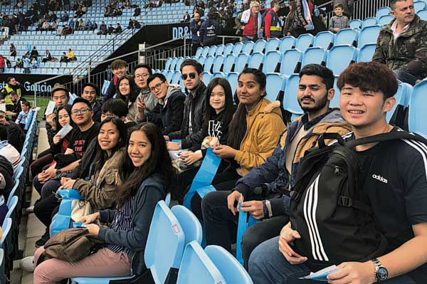 跟随一群在西班牙认识的朋友看足球赛事，这是刘欣彦亲临足球场看球赛的初体验。