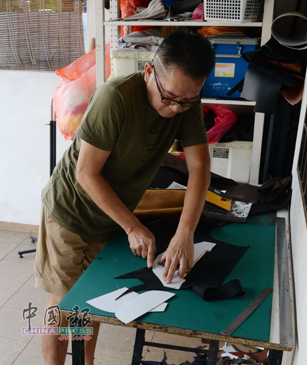 ■Alan正在处理时下流行的腰包。由他自家设计、剪版，处理好一切再分配缝制。没有借助机器的力量，主要是全手工剪裁，每一个作品都可体会到匠工的温度。