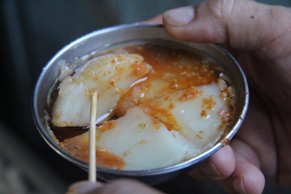 “碗仔糕”配搭蒜米油、辣椒和酱油一起吃，是当地客家人的吃法，老板娘说放菜脯是广东人的吃法。