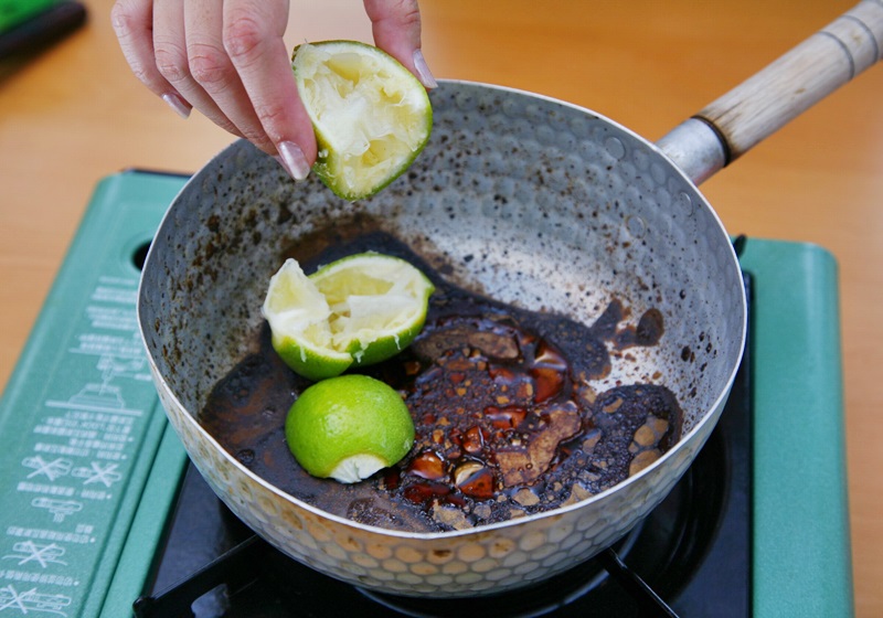 榨完汁的柠檬皮还能取除锅底焦垢。跟清水一起放入锅中煮过，就能轻松刷除烧焦的污垢。