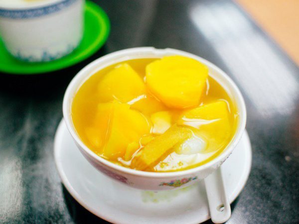 番薯糖水是最常见的港式糖水之一，不仅是港式糖水店的基本甜品，一般的香港家庭也会自制食用。