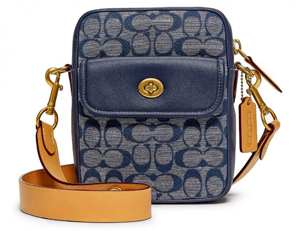 Coach Dylan 15 Signature Chambray相机包（尺寸15×21×6公分）。
