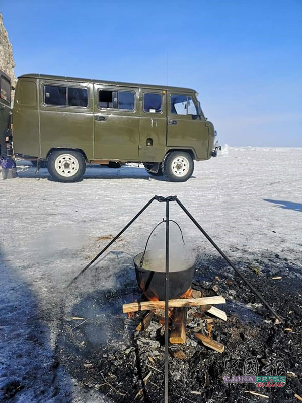 贝加尔湖的行程几乎都有附午餐，司机会烧柴升火，煮新鲜的欧姆鱼（Omul）汤，在中午发放给我们吃。