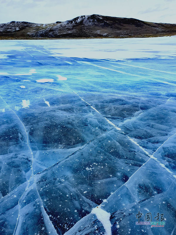 在湖面上可以看到梦幻的蓝色冰裂、气泡等场景。