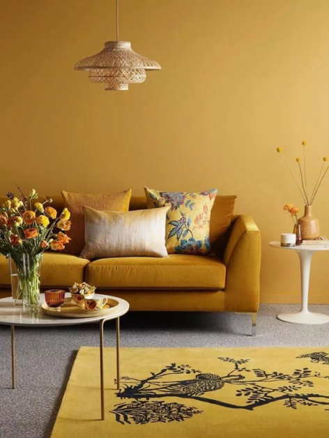 利用明艳的古金黄进行局部点缀，能让整个空间明亮起来，同时提升家居的复古气息，增强视觉的丰富度。