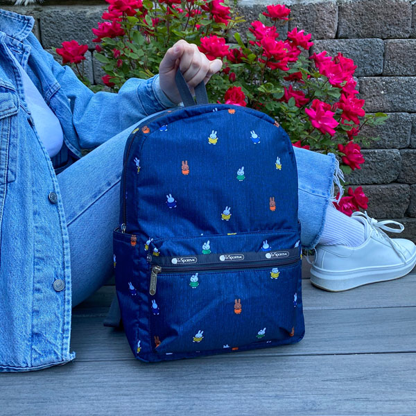 “Miffy满天飞”印花以海军蓝为背景，满版的米飞兔穿上不同颜色的衣服为包款增添丰富彩度。