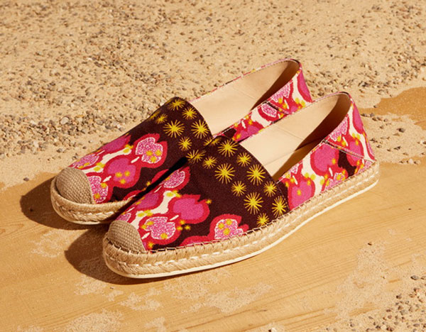 草编鞋以地中海风陶器为灵感的印花设计。