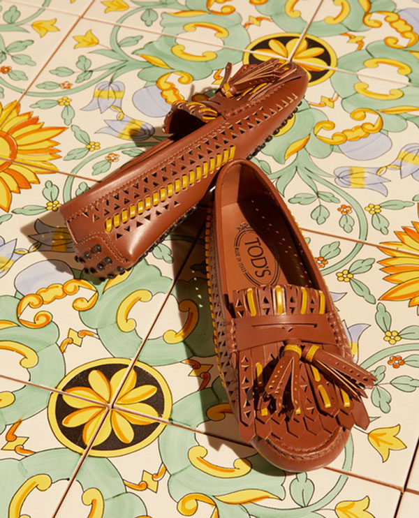 色彩鲜艳，又另加镂空设计的豆豆鞋，让每一个步伐都添加美好感觉。