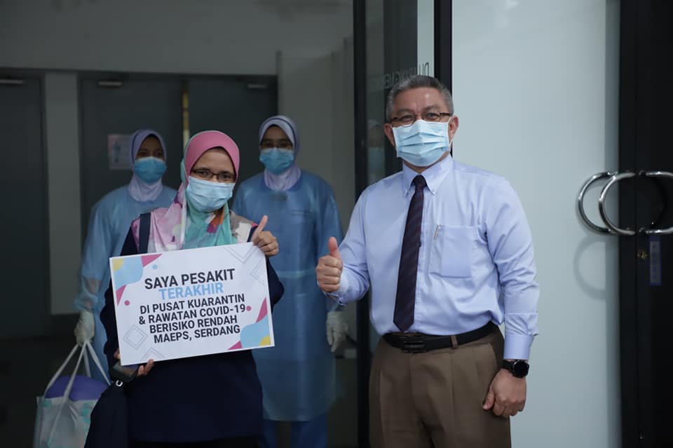 阿汉峇峇（右起）恭送沙登方舱医院最后一名新冠肺炎患者，治愈出院。