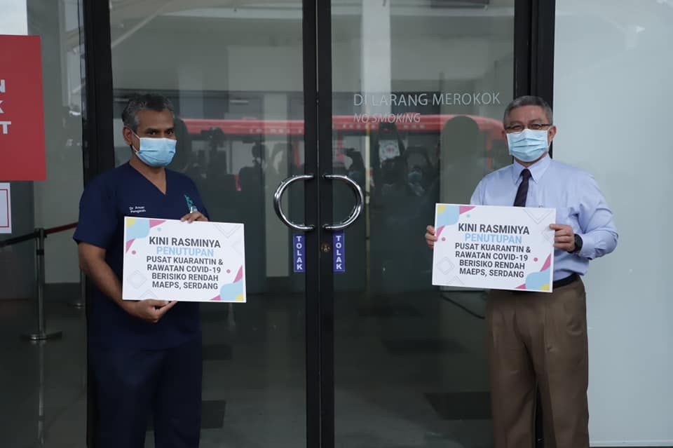 阿汉峇峇（右起）与医护人员，见证雪州沙登农业博览馆临时医院结束运作。