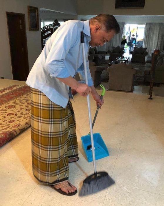 安华上载一张正在扫地的照片，似乎意指要“清理门户”。